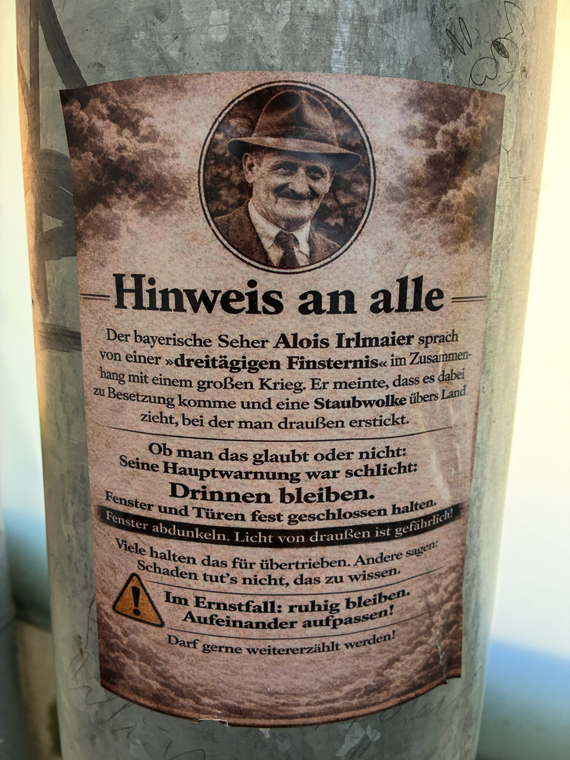 Alle mal herhören! Wenn großer Krieg kommt und es drei Tage dunkel bleibt, dann reingehen und Fenster zu! 