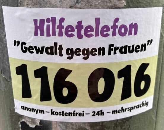 Hilfetelefon: Foto eines Stickers für ein Hilfetelefon für Frauen